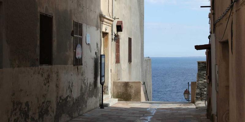 沉浸式探访北京艳丽姿:紫色幻境下的经典美妆体验,服务与环境究竟如何?